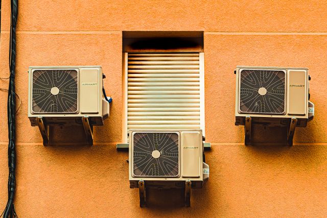 Unités extérieures d'un système de climatisation réversible installées sur une façade
